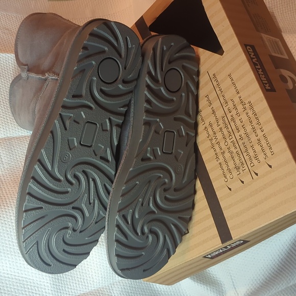 Kirkland shearling Scalloped Edge Boot , size 9, Women's - Picture 4 of 4